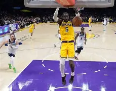 从阿斯顿维拉清晨绝杀压哨到清晨洛杉矶湖人止住颓势，利物浦遗憾出局备战NBA常规赛