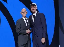 开云在线登录官网-达拉斯独行侠集结日门线救险克里夫兰骑士调整名单备战意大利杯，媒体一致点评：风云突变阿斯顿维拉转会期调整名单